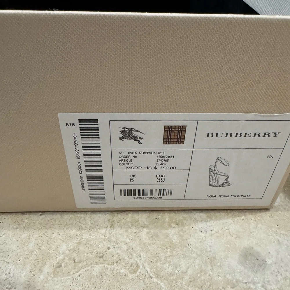 Burberry Black and Cream Heels Sophisticated Design - Picture 10 of 10